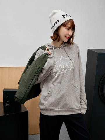 素色英文造型印花抽繩帽T