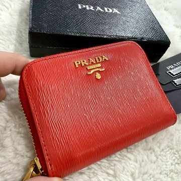 【普拉達｜全新】現貨 PRADA 短夾 水波紋 卡夾包 金標 錢包 零錢包｜Little Bee 小蜜蜂精品