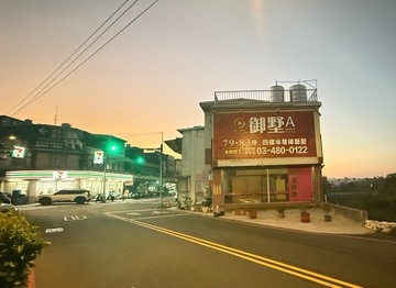 鄰龍潭龍科商圈邊間角窗透天店住辦樂活環境佳｜桃園市龍潭區梅龍路