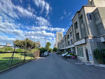 專任水湳經貿小巨蛋 五房前院停車臨路別墅｜台中市北屯區新興路