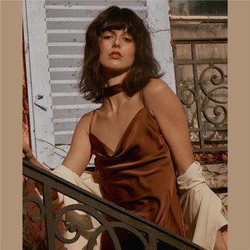 葡萄miki 美拉德女神 美單光澤感性感辣妹光澤感蕩領吊帶連衣裙