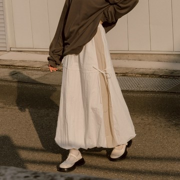 側綁帶配色造型刷刷感氣球裙 兩色售