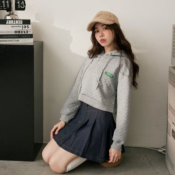 OB嚴選-蓬軟鬆餅格字母刺繡短版連帽上衣《AB17940-》