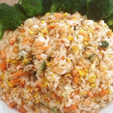 滿一千五就送雞塊兩包！鮭魚炒飯 / 鳳梨蝦仁炒飯~加熱即可食用