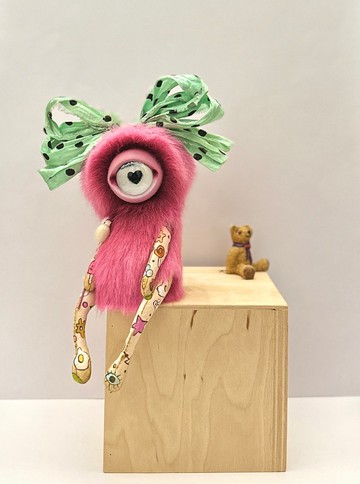 粉色獨眼藝術娃娃 – 手工單眼怪獸毛絨玩偶，搭配大領結 – 超現實風格
