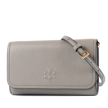 TORY BURCH THEA 浮雕LOGO荔枝紋斜背WOC包-大象灰/附活動式證件零錢包