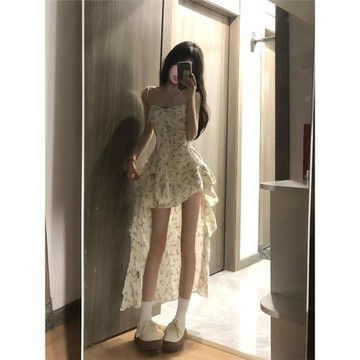 法式甜辣風碎花吊帶連衣裙女夏季獨特漂亮不規則設計感收腰長裙子