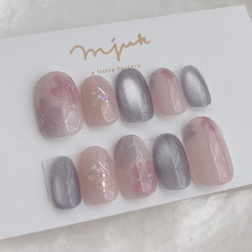 柔和的紫色和粉紅花朵指甲