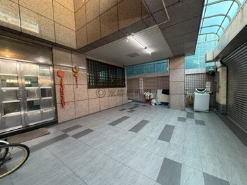 駁二西子灣面寬電梯收租透天｜高雄市鹽埕區建國四路