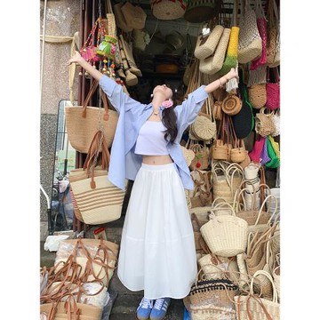 曾小咸 街頭漫步 2024時尚套裝女打底背心藍色襯衫白色半裙三件套