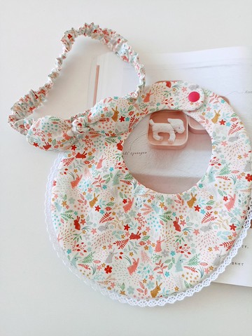 【5日內出貨】花間小兔 棉蕾絲後扣圍兜 小扭結髮帶 彌月禮物