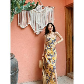 海南三亞海邊度假吊帶連衣裙女夏季顯瘦沙灘拍照超仙黃色長款裙子