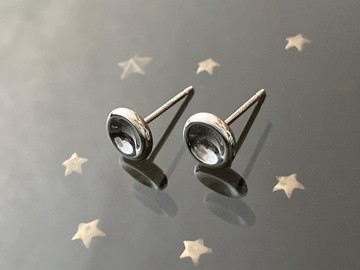 小巧的圓月耳環