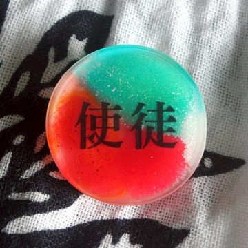 樹脂別針 / 使徒 / 圓形 紅色 綠色 文字 27mm