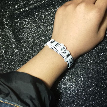 小皮筋手腕ins黑色松緊森系飾品皮繩網紅男生皮套手鏈配飾情侶款1入