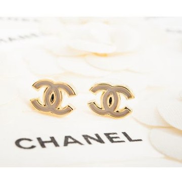 CHANEL 香奈兒 新款雙C LOGO 琺瑯寬版金邊穿式耳環 (灰色)