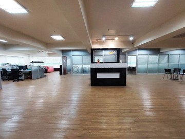 六合夜市美麗島捷運新火車站商業大空間住辦可停雙車｜高雄市新興區六合一路