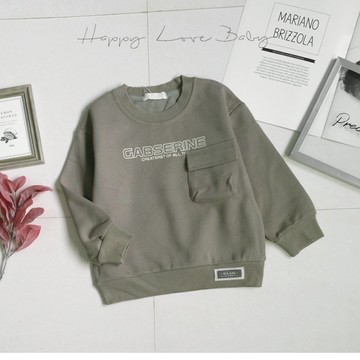 簡約英文口袋皮標灰綠質感厚磅棉上衣 秋冬童裝 男童上衣 男童長袖 男童棉T 長袖上衣 秋冬上衣