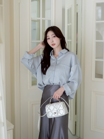 細節控要收~光澤感緞面排釦寬鬆襯衫 JC705112【現貨】