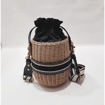 2025新款女包藤編水桶包單肩包草編編織