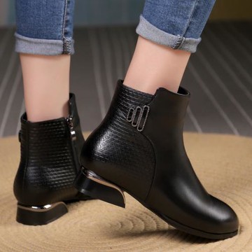 2025英倫風真皮加絨新款冬季大碼女短靴41一43平底顯瘦時尚馬丁靴