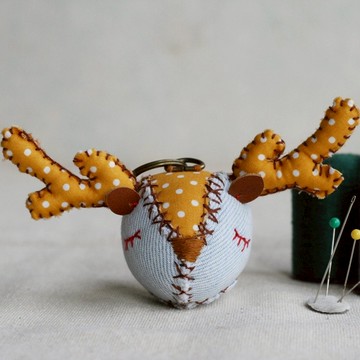 【布完美】丹寧麋鹿 手縫吊飾/鑰匙圈_切達起司_微笑眼