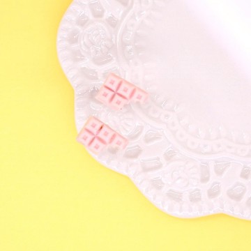 Playful Design 咬一口草莓巧克力塊耳環