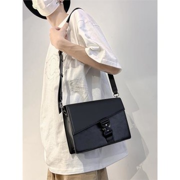 斜挎包男士包包新款時尚潮流休閑運動方形青年潮牌街頭單肩包男生