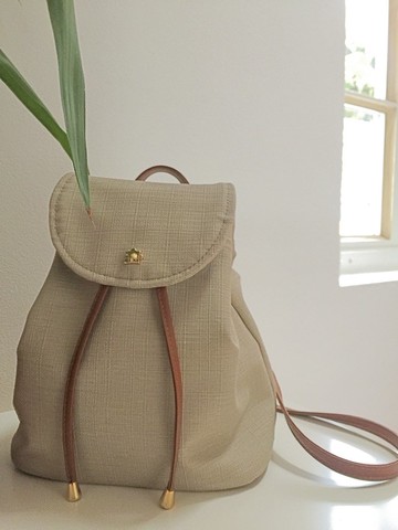 保證不脫皮-一年保固-台灣製作-純素皮革－經典後背包_防刮杏駝