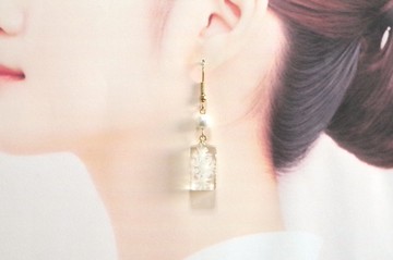 樹脂藝術 花朵與棉珠耳環・白色・金色