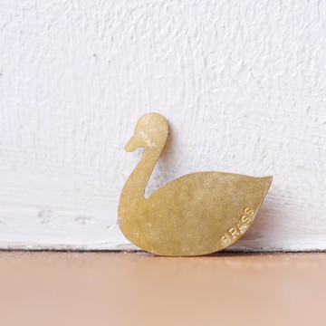 SWAN 赤壁胸針材質黃銅