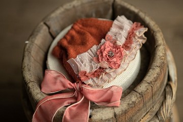 新生兒女孩的紅色蕾絲帽子：小女孩的完美服裝