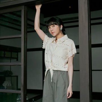OB嚴選中大尺碼-日系純棉鏤空立體蕾絲綁帶排釦上衣《AB20105》