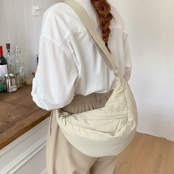 實用立體空間造型尼龍半月包 奶油米