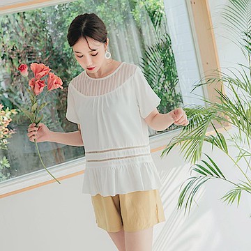 OB嚴選-不易皺優雅網紗拼接荷葉鏤空下襬短袖上衣