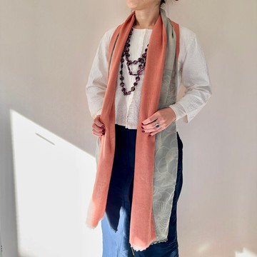 梔子花與茜草草木手染圍巾 亞麻羊毛混紡 型染菊花紋樣