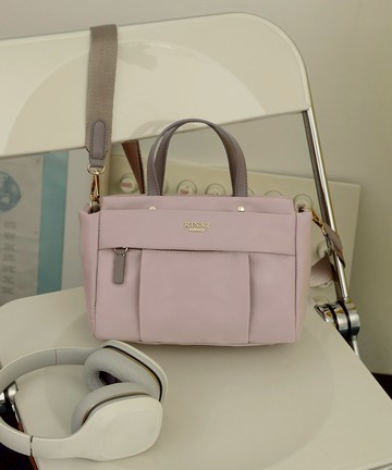 【KINAZ】拼接皮革軟織帶輕量尼龍多層手提斜背小方包-綿紫粉-小黑貓系列(BZ96333-25)