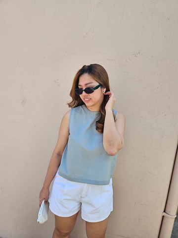 尼龍材質無袖上衣，顏色有 (奶茶色、灰色、黑色)。