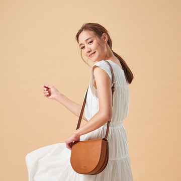 【斜背包/24H出貨】翻蓋馬鞍包 半圓形斜背包 植鞣革 情侶禮物