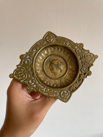 老雜貨老又好古董珠寶 Vintage 金色人頭錢幣盤 展示 w18