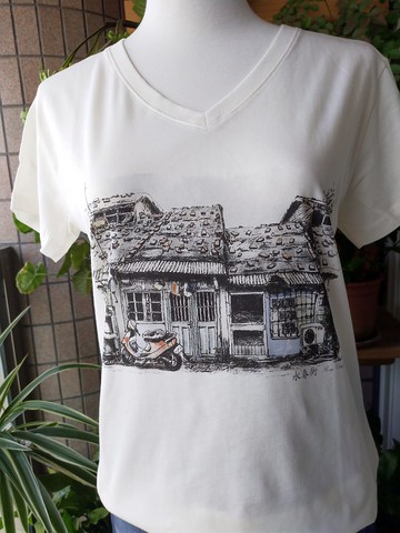 台北永春街一隅~100%有機棉 V領短袖上衣 鋼筆手繪風圖案獨家代理