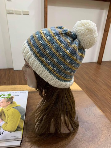 手工編織雪花毛線帽。冬天毛線帽。
