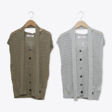 【CUMAR】夏日洞洞鏤空V領排釦附綁帶針織背心 卡 淺灰(魅力商品)