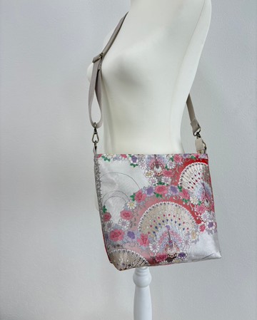 和服斜背包 - 日本古董腰帶升級再造 / 銀×粉紅孔雀圖紋 / 拉鍊式