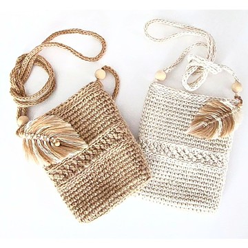 小肩包生日礼物的女孩圣诞礼物