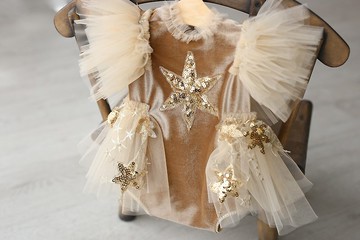 適合新生女孩的米色連身衣：小女孩的完美服裝