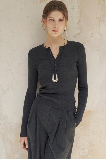 法式極簡 美麗諾羊毛 可機洗揚子紗亨利領針織衫