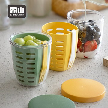 [快速出貨]【日本霜山】雙層瀝水密封保鮮杯/水果沙拉杯(附叉子)-600ml-多色可選