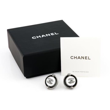 Chanel 雙C耳環(半球形銀黑金屬嵌珍珠型單排鑽小雙C)