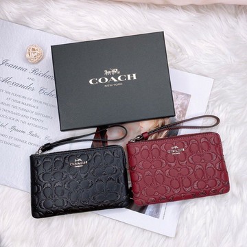 美國代購 台灣現貨 Coach 單層小手拿 浮雕禮盒組 母親節 情人節【送禮精選★APP下單點數4倍送】